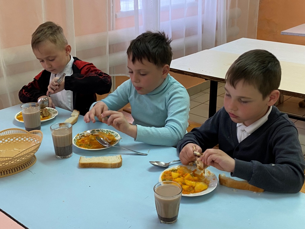 Дети в столовой